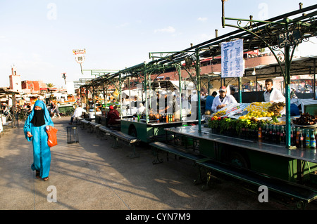 Eine verschleierte Frau, ein Spaziergang durch die lebendige Djemaa el Fna SQ in Marrakesch. Stockfoto