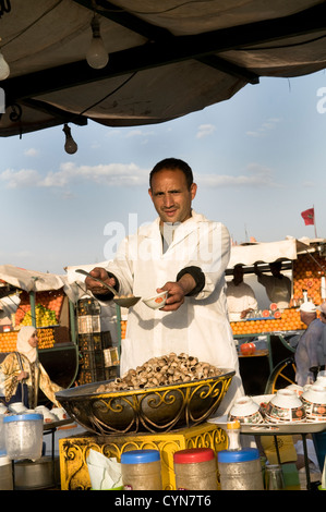 Schmackhafte Schnecken verkauft auf dem freien Markt auf dem Platz Djemaa el Fna SQ in Marrakesch. Stockfoto