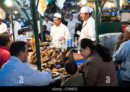 Schaf-Köpfe (in der Regel in einem speziellen Topf gedünstet) sind sehr beliebt Speiselokal in Marokko und den Maghreb-Staaten. Stockfoto