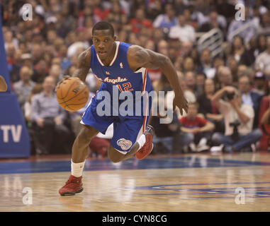 7. November 2012 - Los Angeles, Kalifornien, USA - Los Angeles Clippers Eric Bledsoe steuert den Ball in der ersten Hälfte des Spiels gegen die San Antonio Spurs im Staples Center in Los Angeles, Kalifornien, am Mittwoch, 07 November 2012.ARMANDO ARORIZO/PI (Credit-Bild: © Armando Arorizo/Pi/Prensa Internacional/ZUMAPRESS.com) Stockfoto