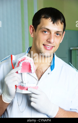 Zahnarzt Lehre einen Patienten Zähne putzen Stockfoto