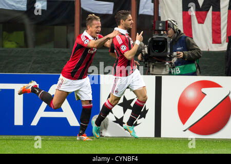 (L-R) Philippe Mexes, Alexandre Pato (Mailand), 6. November 2012 - Fußball / Fußball: Alexandre Pato von Mailand feiert sein Tor in der UEFA Champions League-Gruppe C-Spiels zwischen AC Mailand 1: 1-Malaga CF im Stadio Giuseppe Meazza in Mailand, Italien. (Foto von Maurizio Borsari/AFLO) [0855] Stockfoto
