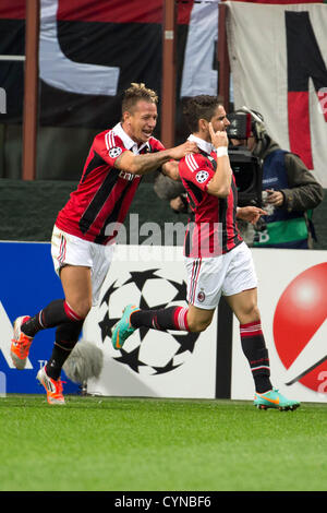 (L-R) Philippe Mexes, Alexandre Pato (Mailand), 6. November 2012 - Fußball / Fußball: Alexandre Pato von Mailand feiert sein Tor in der UEFA Champions League-Gruppe C-Spiels zwischen AC Mailand 1: 1-Malaga CF im Stadio Giuseppe Meazza in Mailand, Italien. (Foto von Maurizio Borsari/AFLO) [0855] Stockfoto