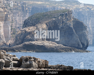 Eine Nahaufnahme eines mächtigen Felsen in einer Bucht Stockfoto