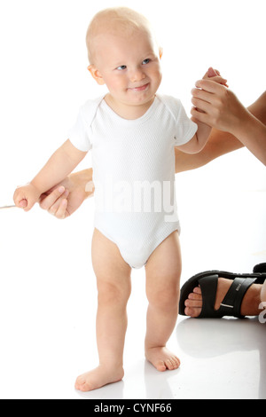 Die ersten Schritte der kleinen Baby Stockfoto