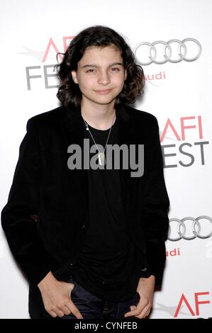 Max Burkholder im Ankunftsbereich für AFI FEST 2012 Premiere von Ingwer und ROSA, Graumans Chinese Theatre, Los Angeles, CA 7. November 2012. Foto von: Michael Germana/Everett Collection Stockfoto