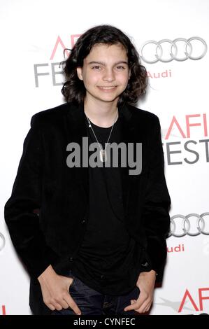 Max Burkholder im Ankunftsbereich für AFI FEST 2012 Premiere von Ingwer und ROSA, Graumans Chinese Theatre, Los Angeles, CA 7. November 2012. Foto von: Michael Germana/Everett Collection Stockfoto