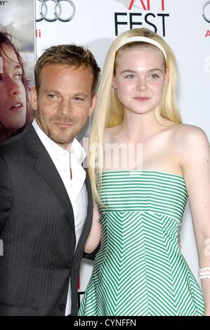 Stephen Dorff, Elle Fanning im Ankunftsbereich für AFI FEST 2012 Premiere von ZAYTOUN, Graumans Chinese Theatre, Los Angeles, CA 7. November 2012. Foto von: Michael Germana/Everett Collection Stockfoto