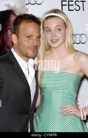 Stephen Dorff, Elle Fanning im Ankunftsbereich für AFI FEST 2012 Premiere von ZAYTOUN, Graumans Chinese Theatre, Los Angeles, CA 7. November 2012. Foto von: Michael Germana/Everett Collection Stockfoto