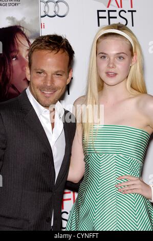 Stephen Dorff, Elle Fanning im Ankunftsbereich für AFI FEST 2012 Premiere von ZAYTOUN, Graumans Chinese Theatre, Los Angeles, CA 7. November 2012. Foto von: Michael Germana/Everett Collection Stockfoto
