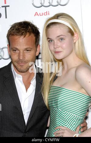 Stephen Dorff, Elle Fanning im Ankunftsbereich für AFI FEST 2012 Premiere von ZAYTOUN, Graumans Chinese Theatre, Los Angeles, CA 7. November 2012. Foto von: Michael Germana/Everett Collection Stockfoto