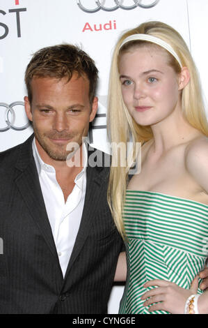 7. November 2012 - statt Hollywood, Kalifornien, USA - Stephen Dorff und Elle Fanning während der AFI Fest-Vorführung von ZAYTOUN, bei Graumans Chinese Theatre, am 7. November 2012, in Los Angeles. (Kredit-Bild: © Michael Germana/Globe Photos/ZUMAPRESS.com) Stockfoto