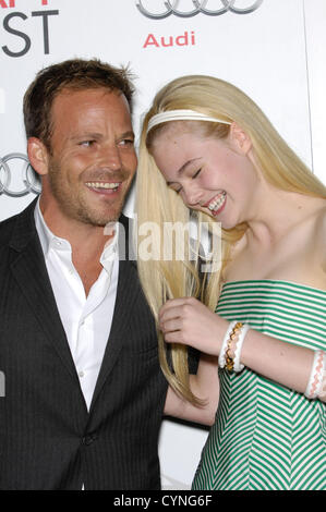 7. November 2012 - statt Hollywood, Kalifornien, USA - Stephen Dorff und Elle Fanning während der AFI Fest-Vorführung von ZAYTOUN, bei Graumans Chinese Theatre, am 7. November 2012, in Los Angeles. (Kredit-Bild: © Michael Germana/Globe Photos/ZUMAPRESS.com) Stockfoto