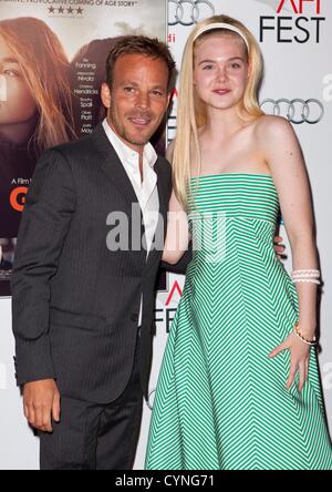 Stephen Dorff. Elle Fanning im Ankunftsbereich für AFI FEST 2012 Premiere von ZAYTOUN, Graumans Chinese Theatre, Los Angeles, CA 7. November 2012. Foto von: Emiley Schweich/Everett Collection Stockfoto