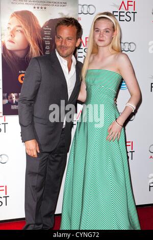 Stephen Dorff. Elle Fanning im Ankunftsbereich für AFI FEST 2012 Premiere von ZAYTOUN, Graumans Chinese Theatre, Los Angeles, CA 7. November 2012. Foto von: Emiley Schweich/Everett Collection Stockfoto