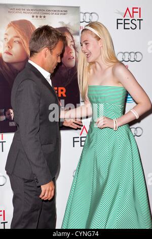 Stephen Dorff. Elle Fanning im Ankunftsbereich für AFI FEST 2012 Premiere von ZAYTOUN, Graumans Chinese Theatre, Los Angeles, CA 7. November 2012. Foto von: Emiley Schweich/Everett Collection Stockfoto