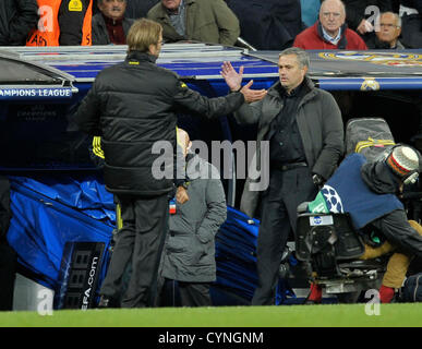 6.11.2012, Fußball, Champions League 2012/2013, 4. Spieltag, Estadio Santiago Bernabéu, Madrid, Spanien, Real Madrid (weiß) - Borussia Dortmund (gelb)---Dortmund-Trainer Jürgen (Jürgen) Klopp und Real Madrid Trainer Jose Mourinho schütteln sich die Hände nach dem Schlusspfiff Stockfoto