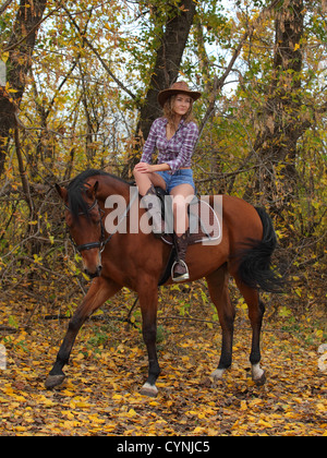 Cowgirl Reiten Bucht Stockfoto