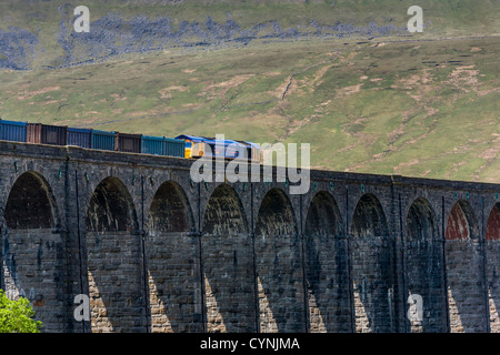 Class 66 Deisel e-Lok zieht einen Güterzug über Ribblehead-Viadukt, North Yorkshire Stockfoto