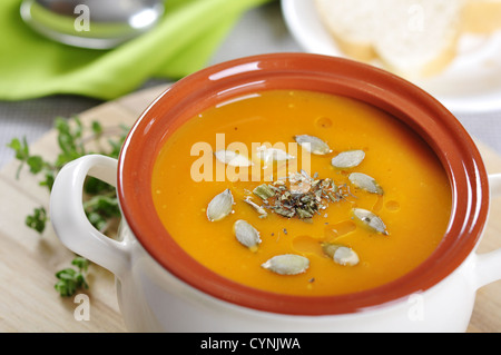 Kürbis Cremesuppe mit Kürbiskernen und getrockneten Kräutern Stockfoto