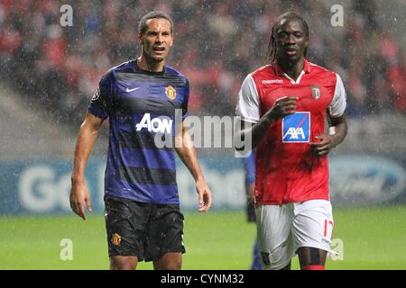 08.11.2012 Braga, Portugal. Rio Ferdinand (L) von Manchester United und Eder der SC Braga in Aktion während der Champions League Gruppe H-match zwischen Braga und Manchester United aus dem Estadio Axa. Stockfoto