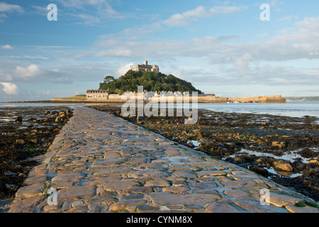 Damm bei Ebbe zu St Micheal Mount, Cornwall Stockfoto