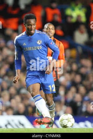 07.11.2012. London, England.  John Obi Mikel von Chelsea in Aktion während der UEFA Champions League-Gruppe E Spiel zwischen Chelsea und Schachtjor Donezk aus Stamford Bridge Stockfoto