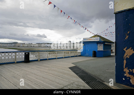 Fish and Chips-Kiosk auf Llandudno Pier, Conwy, Nordwales. Stockfoto
