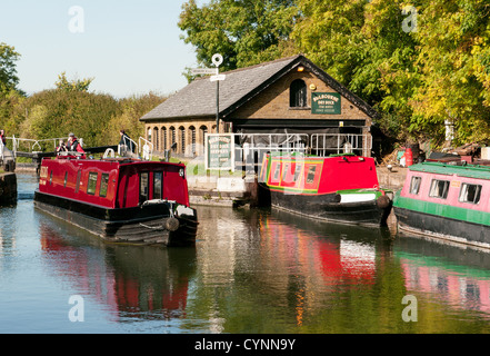 Schmale Boote am Bulbourne Dry dock und DIY mieten am Grand Union Canal bei Marsworth, Buckinghamshire, Großbritannien Stockfoto