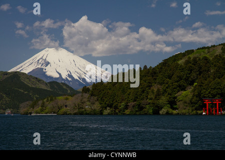 Mt. Fuji und das Tor des Hakone-Schreins durch die See Ashi in Japan. Stockfoto