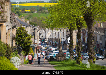 Der High Street in der beliebten Stadt Burford in den Cotswolds, Oxfordshire, Vereinigtes Königreich Stockfoto