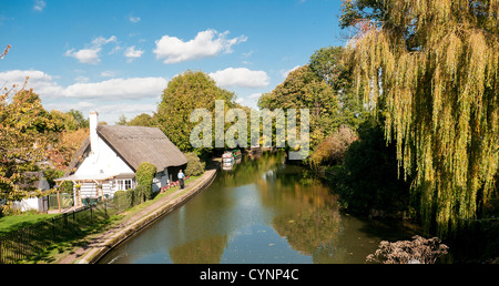 Eine strohgedeckte Hütte und schmale Boote am Grand Union Canal, Marsworth, Buckinghamshire, Großbritannien Stockfoto