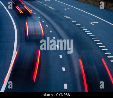 unscharfe Lichter der Autos auf der Autobahn am Abend Stockfoto
