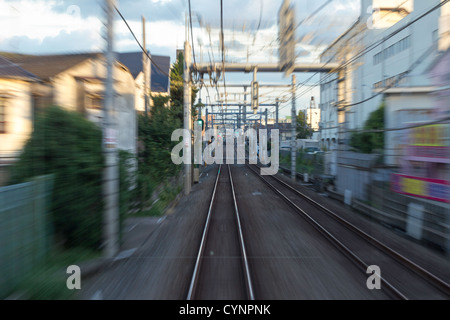 Ansicht von hinter der Fahrerkabine auf einem fahrenden Zug in Tokio, Japan. Stockfoto