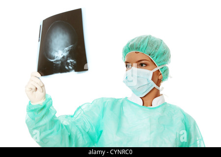 Ärztin überprüfen ein Kopf x-ray Foto scannen Stockfoto