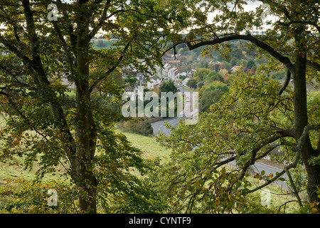 Dorf und kurvenreiche Straße im Dorf Norham, Northumberland Stockfoto