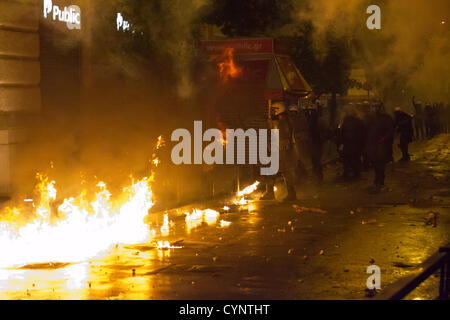 Athen, Griechenland, 7. November 2012.  Etwa 100.000 Menschen versammeln sich vor dem griechischen Parlament am zweiten Tag des 48-stündigen Streiks zum protest gegen die neuen Sparmaßnahmen Rechnung Normen von Griechenlands Kapitalgebern. Die Demonstration endete mit Auseinandersetzungen zwischen Demonstranten und Polizei. Die Landschaft beteiligt Molotowcocktails, Tränengas und Starkregen. Bildnachweis: Nikolas Georgiou / Alamy Live News Stockfoto