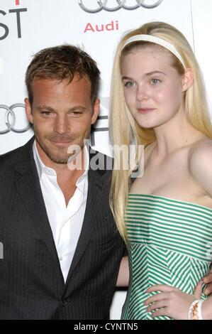 7. November 2012 - statt Hollywood, Kalifornien, USA - Stephen Dorff und Elle Fanning während der AFI Fest-Vorführung von ZAYTOUN, bei Graumans Chinese Theatre, am 7. November 2012, in Los Angeles. (Kredit-Bild: © Michael Germana/Globe Photos/ZUMAPRESS.com) Stockfoto