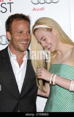 7. November 2012 - statt Hollywood, Kalifornien, USA - Stephen Dorff und Elle Fanning während der AFI Fest-Vorführung von ZAYTOUN, bei Graumans Chinese Theatre, am 7. November 2012, in Los Angeles. (Kredit-Bild: © Michael Germana/Globe Photos/ZUMAPRESS.com) Stockfoto