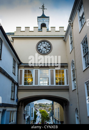 29. Oktober 2012. Totnes, Devon, England. Totnes High Street und Stadt-Uhr. Stockfoto