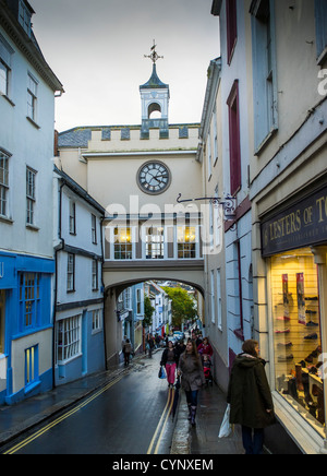 29. Oktober 2012. Totnes, Devon, England. Totnes High Street und Stadt-Uhr. Stockfoto