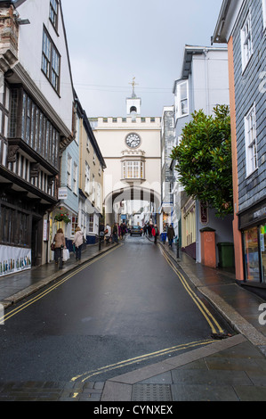 29. Oktober 2012. Totnes, Devon, England. Totnes High Street und Stadt-Uhr. Stockfoto