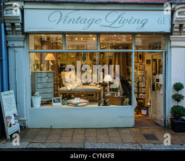 29. Oktober 2012. Totnes, Devon, England. Ein Laden namens Vintage Living und seine Schaufenster. Stockfoto