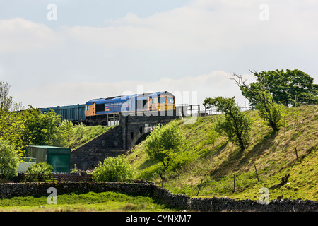 Class 66 Deisel e-Lok zieht einen Güterzug über Ribblehead-Viadukt, North Yorkshire Stockfoto