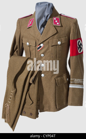Uniform eines Untersturmführers in der Standarte Feldherrnhalle,Jacke aus braunem Wollmaterial mit silbernen Knöpfen,die braune Seideneinlage mit RZM Label 'SA-Dienstrock' und Größenprägung '48' in der Innentasche.Crimson rote Kragenaufnäher mit geflochtener Silberkordel-Paspel,rechts aufgesetzte silberne 'Opfer Rune',eingenähte Schulterbretter mit Silber Cello-Stickerei und rot-karmesinrote Liner.gewobener, brauner Ärmeltitel(sogenannte 'bevo Ausführung')mit silbergrauem Cello-Randstreifen und Beschriftung in Sütterlin-Schrift 'Feldherrnhalle',die Manschetten mit 4 und,Zusatz-Rechte-Clearences-nicht erhältlich Stockfoto
