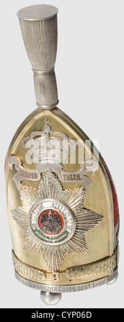 Ein Geschenk für Offiziere in Form einer Grenadier Offiziersmütze, des 1. Fußgarde Regiment.Silber Körper, teilweise vergoldet, mit aufgebrachten Tuch.die zentrale Wachstern in farbigen Emaille, gechipten Medaillon Ring.Flexible Chinskalen, Silber Insignien.die Basis mit der Widmungsgravur "von Ferdinand Prinz von Rumänien zu den Offizier Korps der 1. Fußgarde Regiment'(transl.).der Botton trägt das Herstellerzeichen 'J.H.Werner Berlin' und das Silberzeichen '800'.Textile Applikationen des Kappensacks und der Kugelfüße später hinzugefügt.Höhe 22 cm,Gewicht 446 g,,Additional-Rights-Clearences-not available Stockfoto