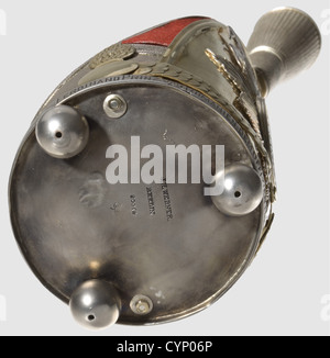 Ein Geschenk für Offiziere in Form einer Grenadier Offiziersmütze, des 1. Fußgarde Regiment.Silber Körper, teilweise vergoldet, mit aufgebrachten Tuch.die zentrale Wachstern in farbigen Emaille, gechipten Medaillon Ring.Flexible Chinskalen, Silber Insignien.die Basis mit der Widmungsgravur "von Ferdinand Prinz von Rumänien zu den Offizier Korps der 1. Fußgarde Regiment'(transl.).der Botton trägt das Herstellerzeichen 'J.H.Werner Berlin' und das Silberzeichen '800'.Textile Applikationen des Kappensacks und der Kugelfüße später hinzugefügt.Höhe 22 cm,Gewicht 446 g,,Additional-Rights-Clearences-not available Stockfoto