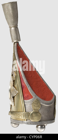 Ein Geschenk für Offiziere in Form einer Grenadier Offiziersmütze, des 1. Fußgarde Regiment.Silber Körper, teilweise vergoldet, mit aufgebrachten Tuch.die zentrale Wachstern in farbigen Emaille, gechipten Medaillon Ring.Flexible Chinskalen, Silber Insignien.die Basis mit der Widmungsgravur "von Ferdinand Prinz von Rumänien zu den Offizier Korps der 1. Fußgarde Regiment'(transl.).der Botton trägt das Herstellerzeichen 'J.H.Werner Berlin' und das Silberzeichen '800'.Textile Applikationen des Kappensacks und der Kugelfüße später hinzugefügt.Höhe 22 cm,Gewicht 446 g,,Additional-Rights-Clearences-not available Stockfoto