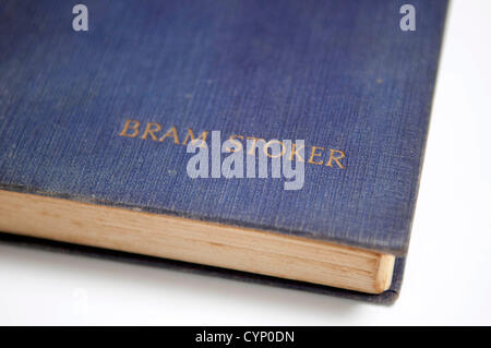 Bram Stoker Bücher - UK 8. November 2012: die Höhle des weißen Wurm Buches von der gefeierten Schriftsteller Bram Stoker auf seinem 165. Geburtstag heute. Dieses seltene Buch aus dem Jahre 1911 wurde von W.Foulsham und Co Ltd in Großbritannien ein Jahr vor seinem Tod veröffentlicht. Stockfoto