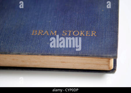 Bram Stoker Bücher - UK 8. November 2012: die Höhle des weißen Wurm Buches von der gefeierten Schriftsteller Bram Stoker auf seinem 165. Geburtstag heute. Dieses seltene Buch aus dem Jahre 1911 wurde von W.Foulsham und Co Ltd in Großbritannien ein Jahr vor seinem Tod veröffentlicht. Stockfoto